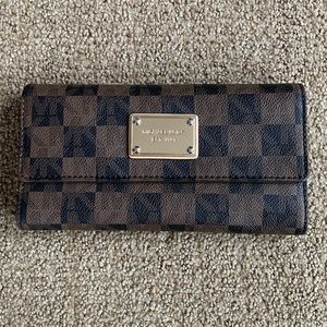 Michael Kors Wallet. Brown square pattern. Good condition.